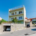 Apartment Marko St - Three Bedroom Apartment With Balcony And Garden View