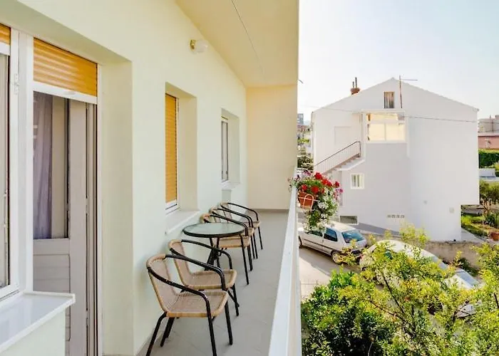 Apartment Marko St - Three Bedroom Apartment With Balcony And Garden View