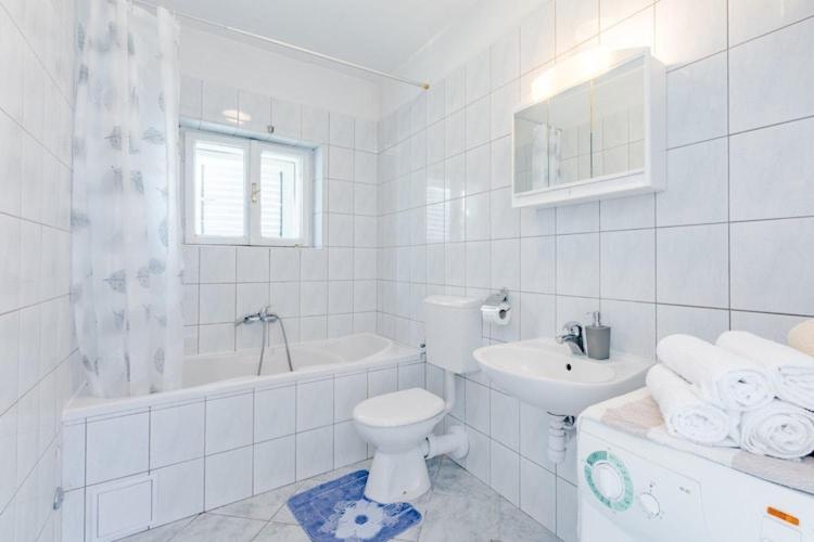 Marko St - Three Bedroom With Balcony And Garden View Split
