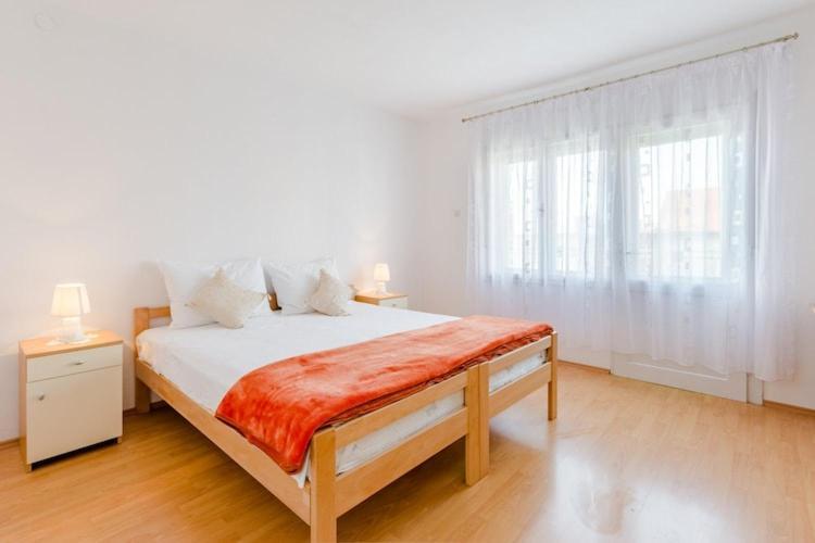 Marko St - Three Bedroom With Balcony And Garden View *