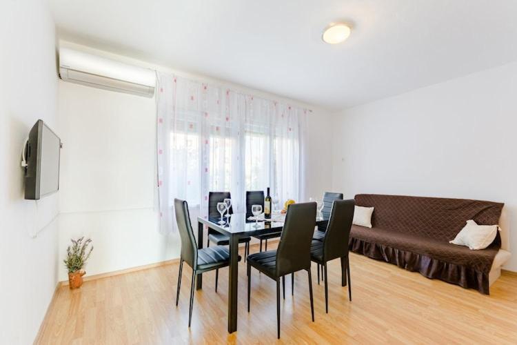 Marko St - Three Bedroom With Balcony And Garden View Apartman Split