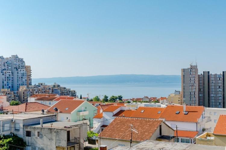 Marko St - Three Bedroom With Balcony And Garden View *