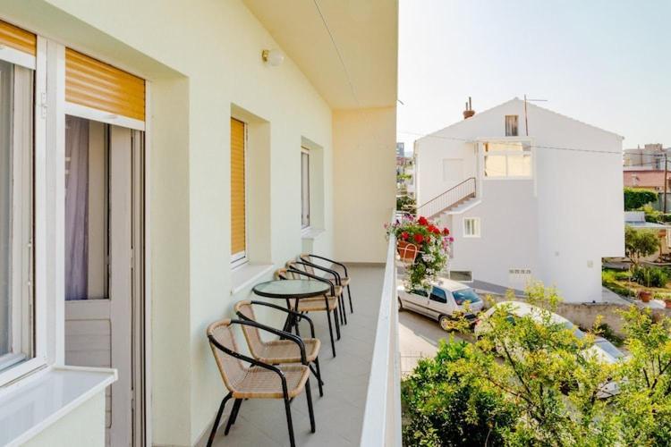 Marko St - Three Bedroom With Balcony And Garden View