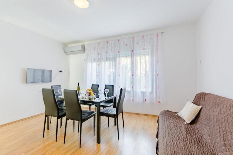 Marko St - Three Bedroom With Balcony And Garden View Apartment *
