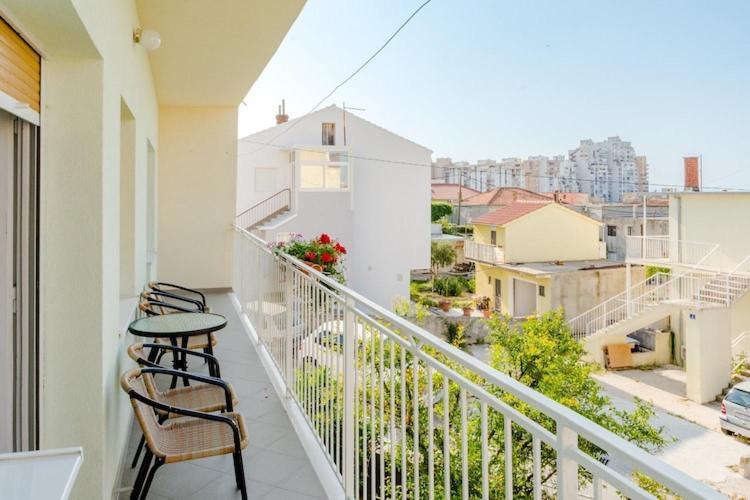Marko St - Three Bedroom With Balcony And Garden View Apartman