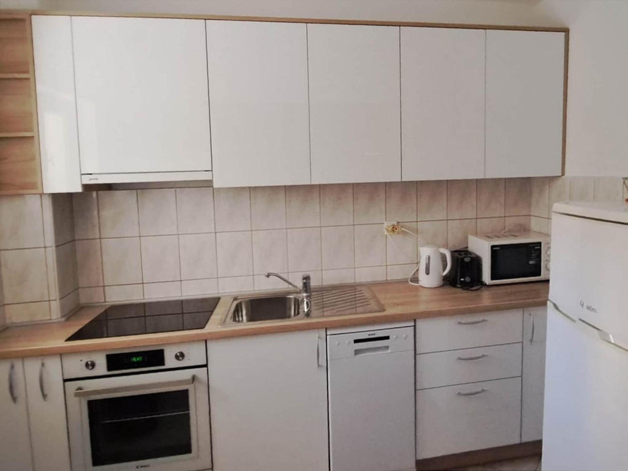 Apartment Marko St - Three Bedroom With Balcony And Garden View