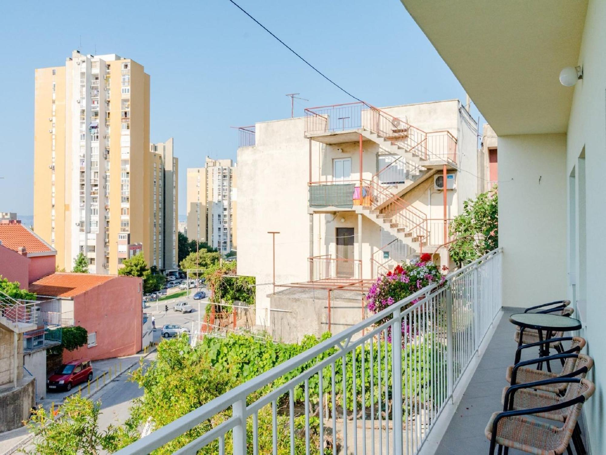 Marko St - Three Bedroom With Balcony And Garden View