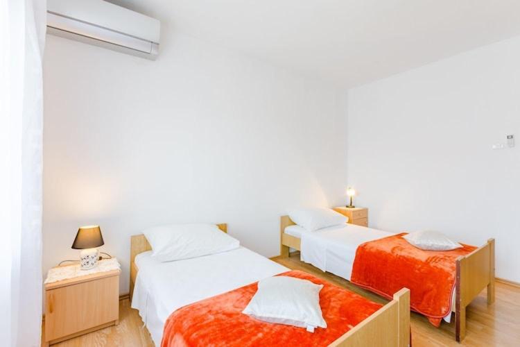 Marko St - Three Bedroom With Balcony And Garden View Apartman *